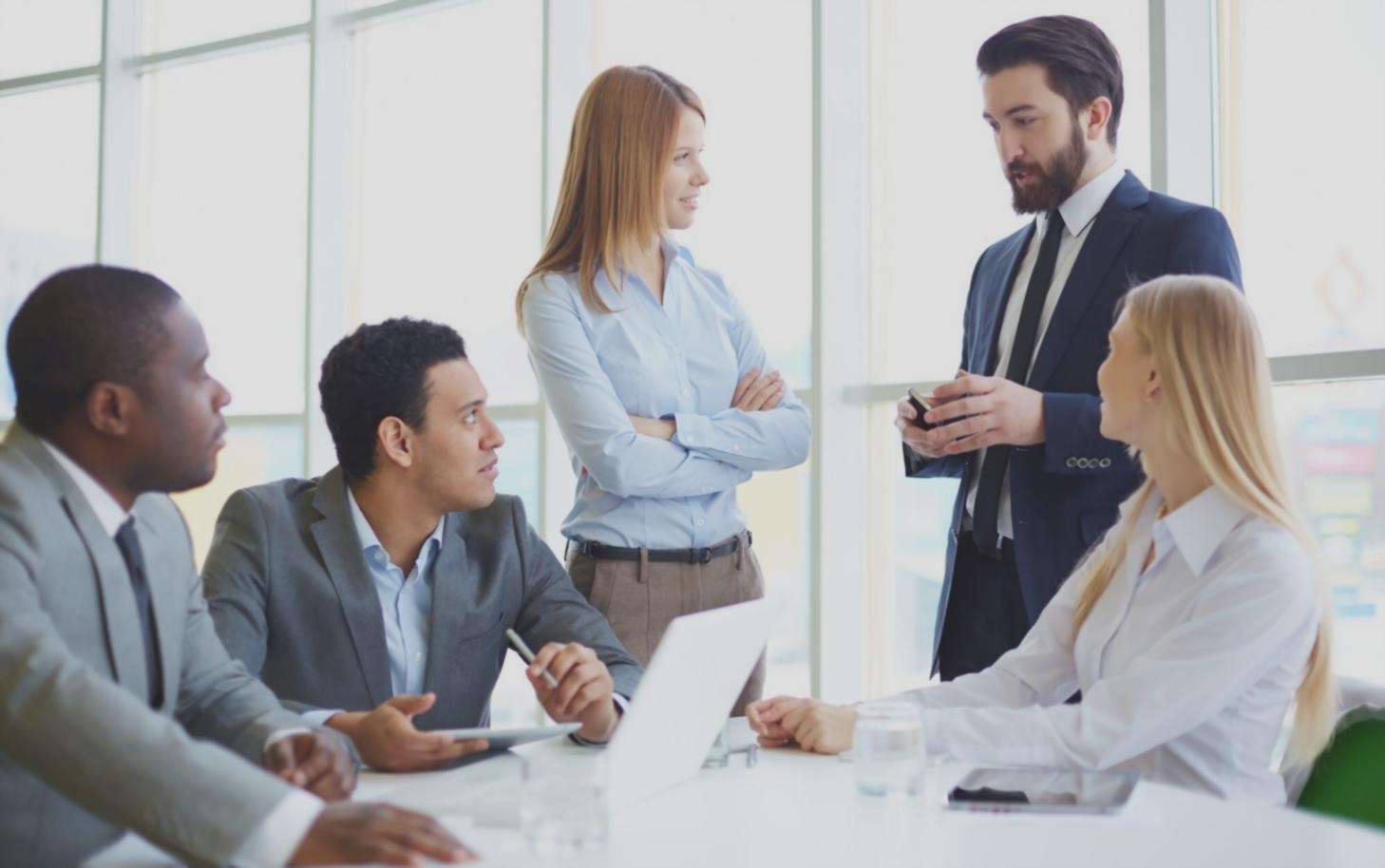 Professionnel en formation commerciale appliquant des techniques de vente modernes