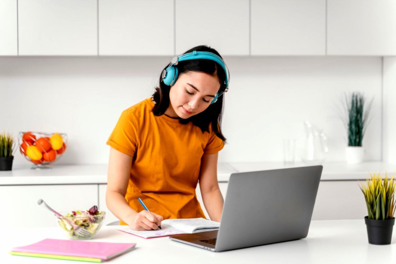 Session de formation pratique avec participants actifs